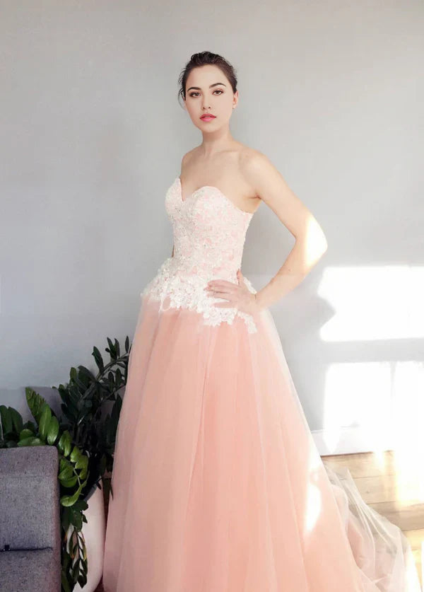 Vestidos de novia con apliques y falda de tul con escote en forma de corazón en forma de A
